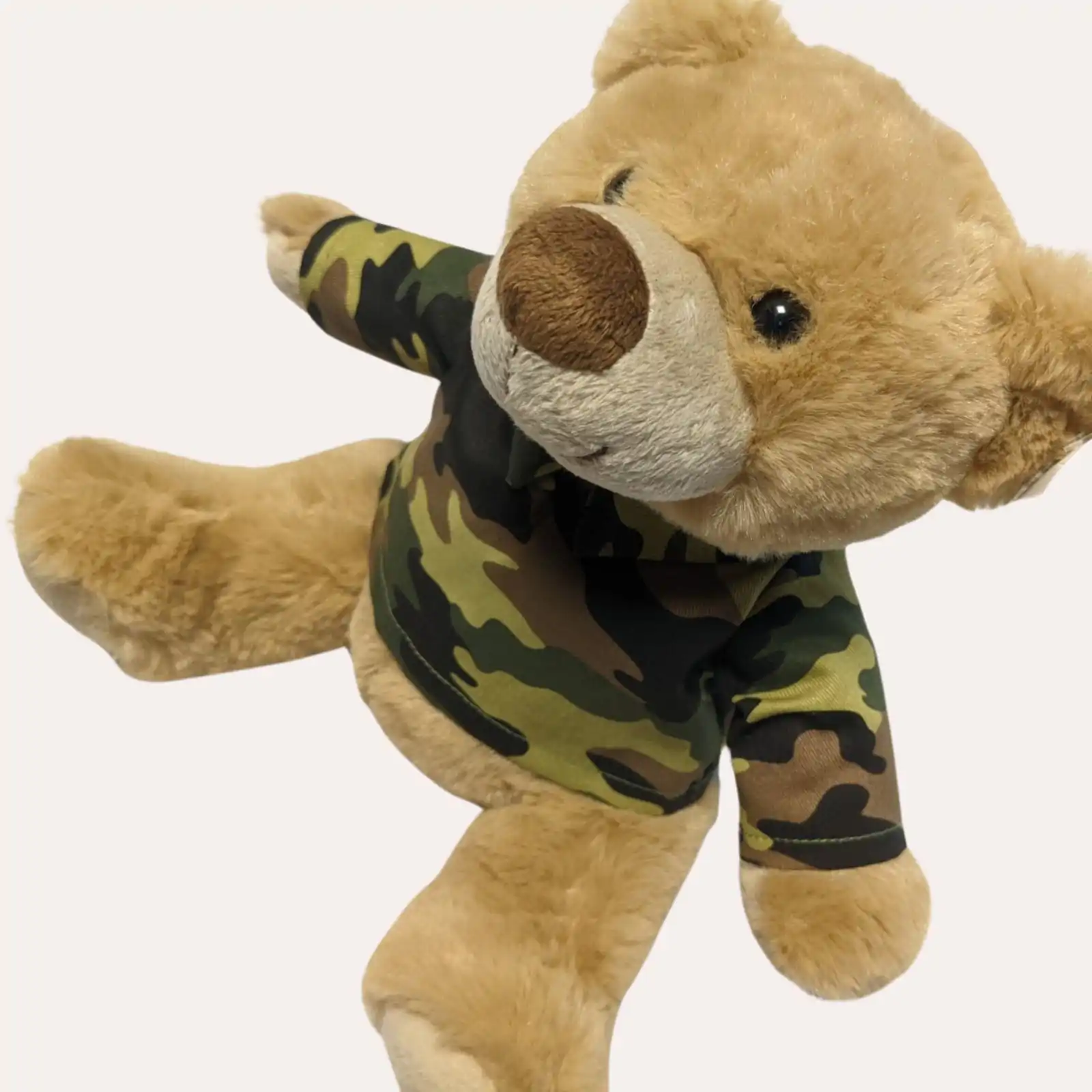Ourson en peluche avec pullover camouflage – 28cm