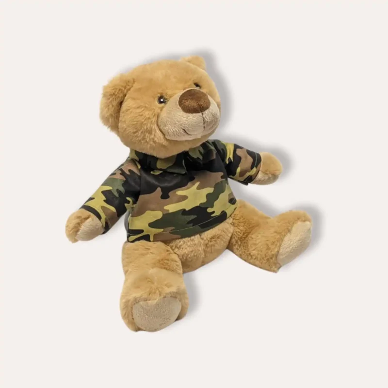 Ourson en peluche avec pullover camouflage – 28cm